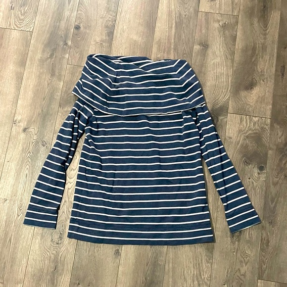 Ann Taylor Loft scoop neck long sleeve sweater - front pocket. Good condition. - Picture 4 of 5